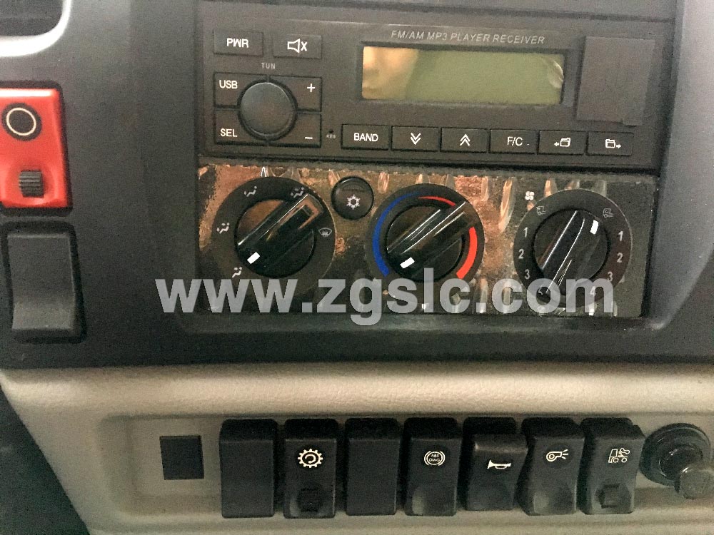 程力東風(fēng)后雙橋22噸灑水車黃牌（國五）內(nèi)飾