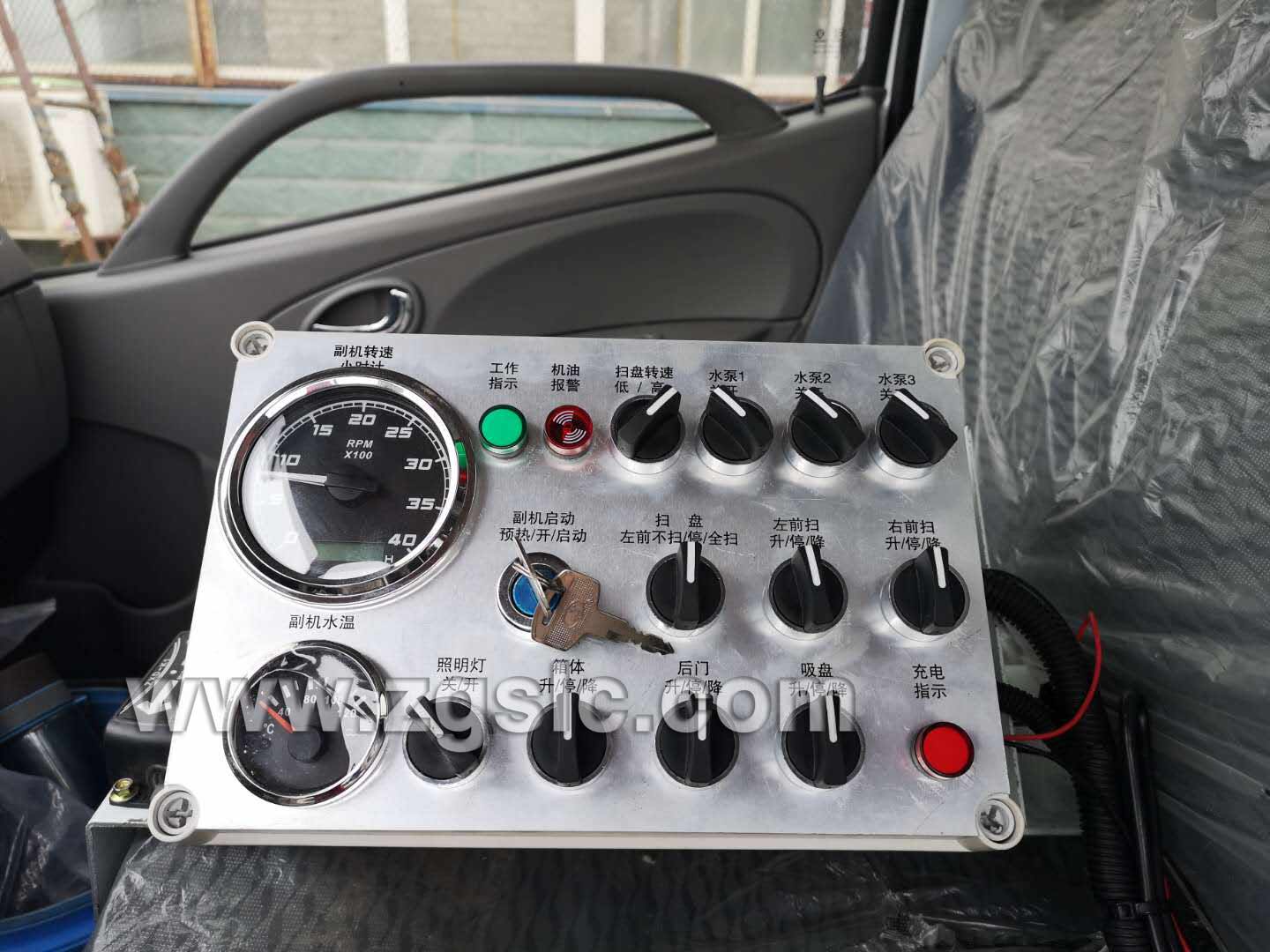 湖北程力東風大多利卡掃路車帶雪鏟（國五）