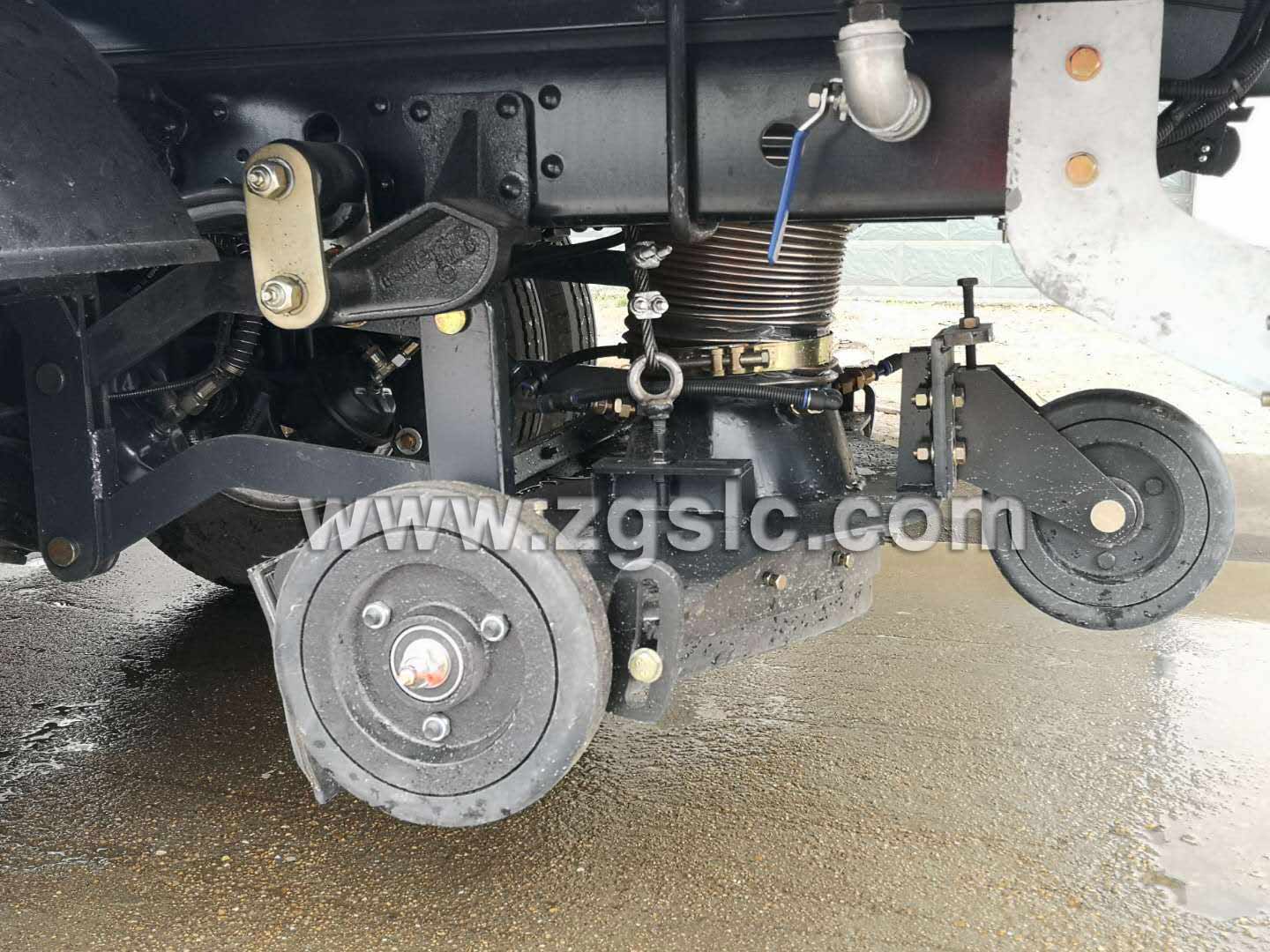 湖北程力東風大多利卡掃路車帶雪鏟（國五）