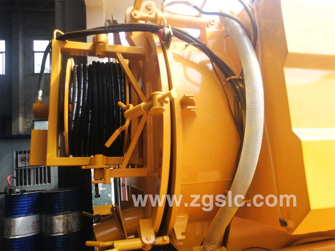 湖北程力東風(fēng)大多利卡清洗吸污車(chē)尾部細(xì)節(jié)圖 湖北程力東風(fēng)大多利卡清洗吸污車(chē)尾部細(xì)節(jié)圖