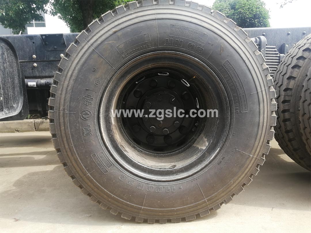 東風(fēng)專底后雙橋隨車吊_是折臂式隨車吊好用還是直臂式隨車吊好用？