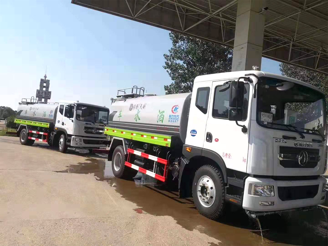 程力集團東風D9灑水車正在等待加油發車 程力集團東風D9灑水車正在等待加油發車
