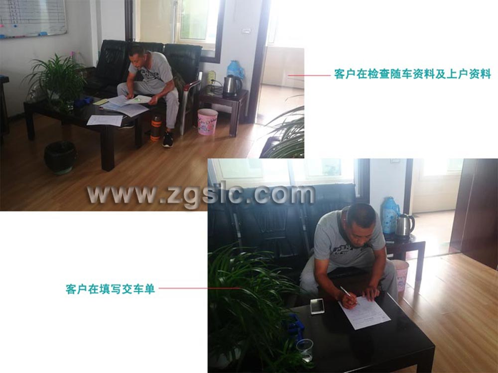 提車師傅在檢查隨車資料及上戶資料,并填寫交車單 提車師傅在檢查隨車資料及上戶資料,并填寫交車單