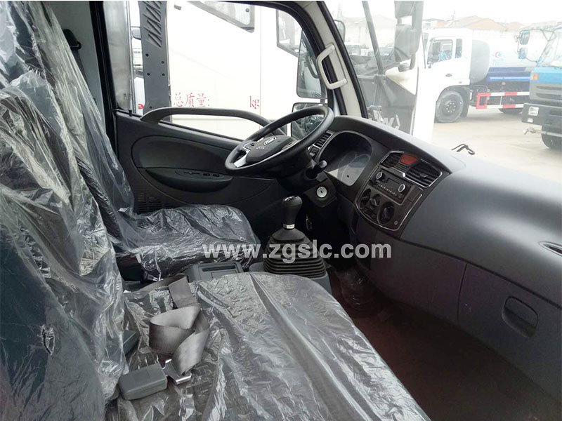 上圖為駕駛室內(nèi)景 上圖為駕駛室內(nèi)景