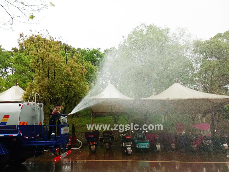 上圖為東風(fēng)D9多功能綠化噴灑車 上圖為東風(fēng)D9多功能綠化噴灑車