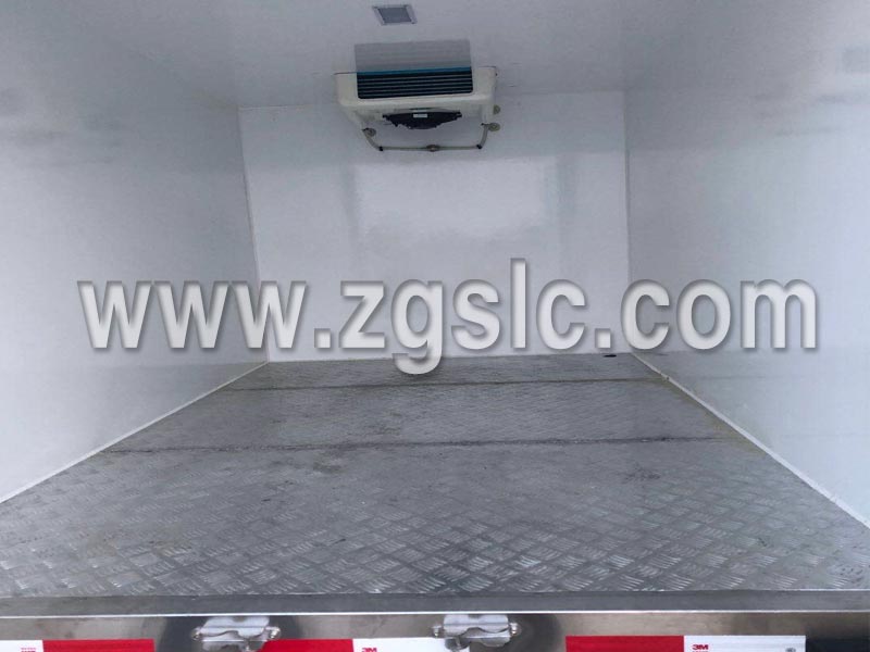 福田祥菱v1冷藏車箱體內外采用最新納米技術玻璃鋼