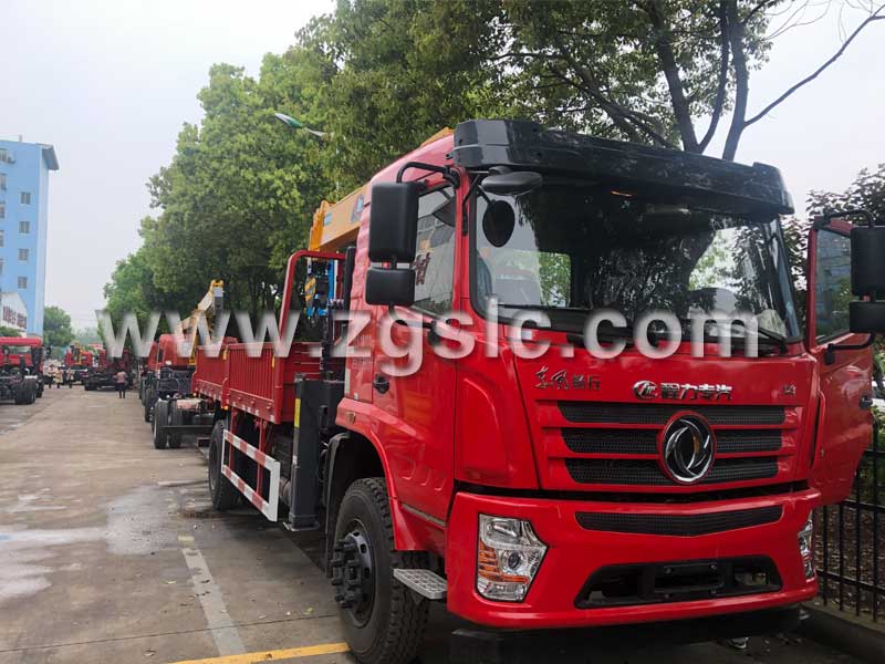 東風暢行隨車吊已經完工,停在車間門口.jpg 東風暢行隨車吊已經完工,停在車間門口.jpg