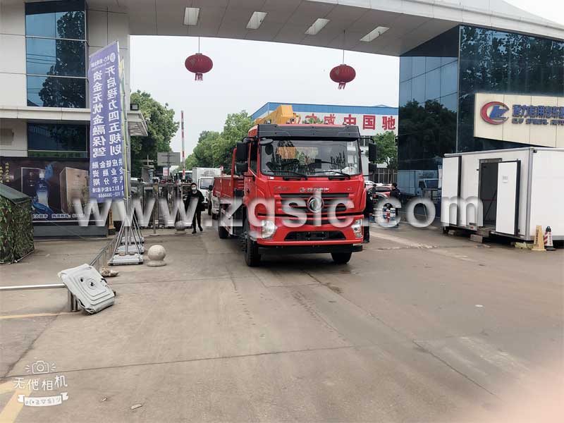 圖上東風暢行隨車吊已經出廠準備發往客戶所在地.jpg 圖上東風暢行隨車吊已經出廠準備發往客戶所在地.jpg