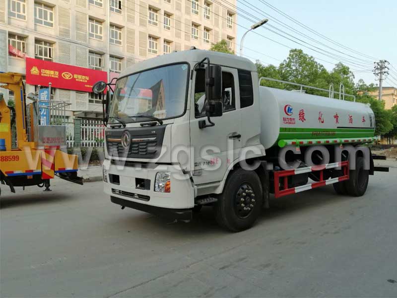 上圖為東風天錦灑水車前左.jpg 上圖為東風天錦灑水車前左.jpg